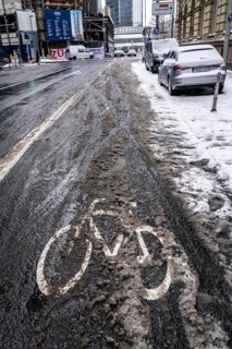 Onset of winter, poorly cleared cycle lane, in the city centre of Frankfurt, Hesse, Germany, Europe
