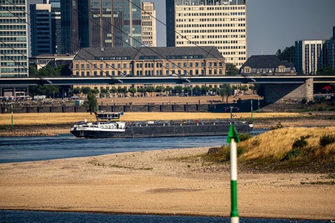 Rhine at Düsseldorf, extremely low water, Rhine level at 47 cm, falling, barge in front of the