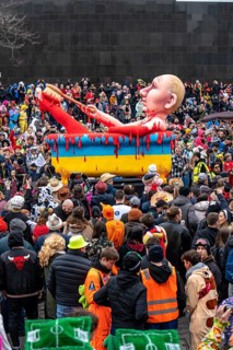 Rose Monday parade in Düsseldorf, street carnival, carnival float, by float builder Jacques Tilly,
