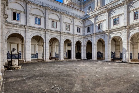 Church and Monastery of Sao Vicente de Fora, Cloister Courtyard, Lisbon, Portugal, Europe