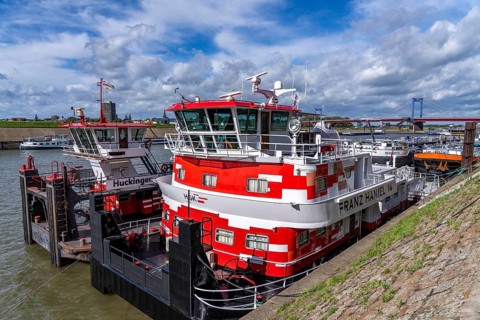 Port of Duisburg Ruhrort, Vinckekanal, behind the Friedrich-Ebert-Bridge over the Rhine between