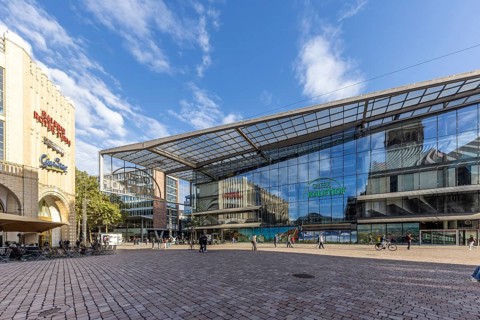 The glass department stores' of Galeria Kaufhof by Helmut Jahn. Galerie Roter Turm, city view of