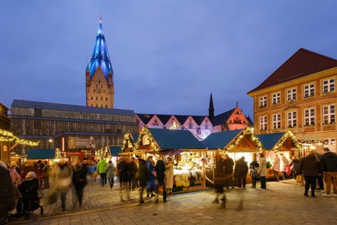 Christmas market stalls at the market, behind the Diocesan Museum and Paderborn Cathedral, Blue