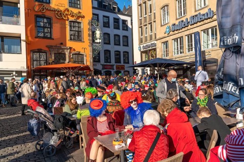 Rose Monday in Cologne, street carnival, on the Heumarkt, despite Corona, several thousand Jecke