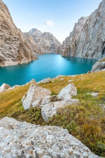 Turquoise mountain lake Kol Suu with rocky steep mountains, Kol Suu Lake, Sary Beles Mountains,