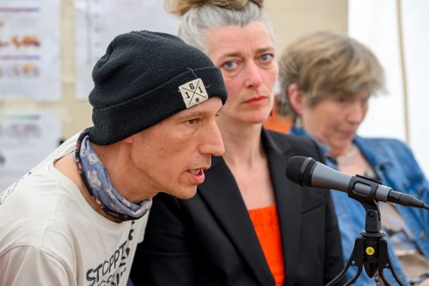 Wolfgang Metzeler-Kick at the press conference of Hungern, bis Ihr ehrlich seid . To his right Lena