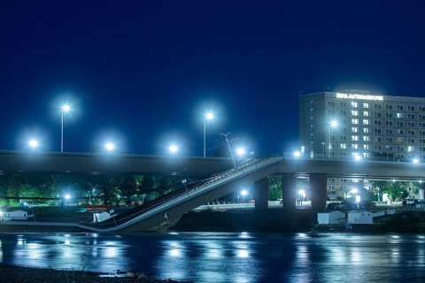 In the early hours of the morning, a section of the Carola Bridge collapsed for unknown reasons.