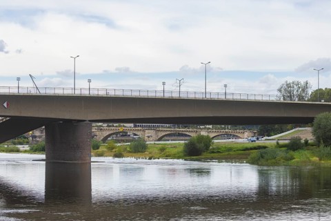 In the early hours of the morning, a section of the Carola Bridge collapsed for unknown reasons.