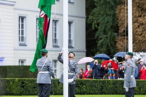 Soldiers hoist the flag of Kenya at the Federal President's citizens' festival in Bellevue Palace
