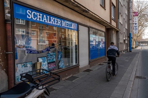 The Schalker Meile, mile of tradition, Kurt-Schumacher-Straße in Gelsenkirchen-Schalke, shop window