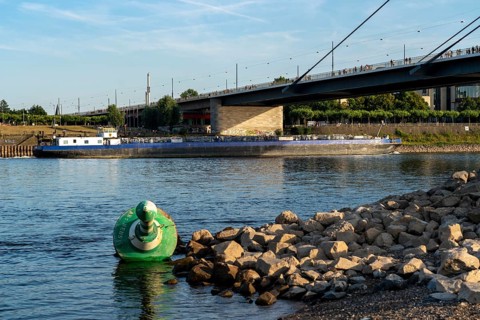 Rhine at Düsseldorf, extremely low water, Rhine level at 81 cm, falling, after a long drought the
