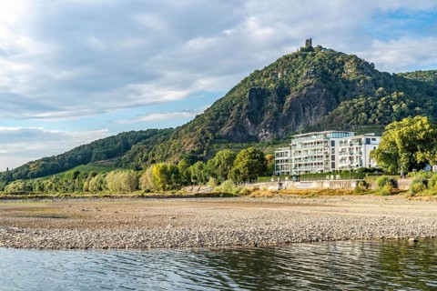 The Rhine at extremely low water, near Bad Honnef Rhöndorf, below the Drachenfels, Nonnenwerth