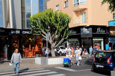 Busy town centre shopping street, Corralejo, Fuerteventura, Canary Islands, Spain, Europe