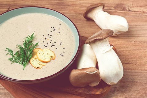 Mushroom cream soup, with dill and bruschetta, mushroom eringi