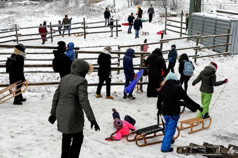 The first snow is here. Despite the coronavirus pandemic, families with children are enjoying
