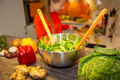 Vegan cooking: Preparation of lamb's lettuce