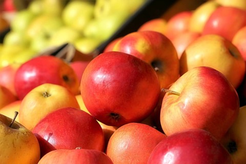 Close-up of fresh apples in a shop