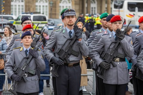 Public roll call of the Army Officers' School on Theatre Square: Bundeswehr honours and bids
