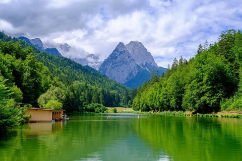 Riessersee near Garmsch-Partenkirchen in front of the Waxensteinen, Upper Bavaria, Bavaria,