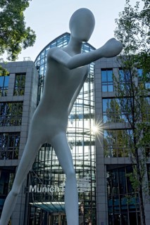 Walking Man, monumental sculpture by Jonathan Borofsky made of steel and plastic, pedestrian,