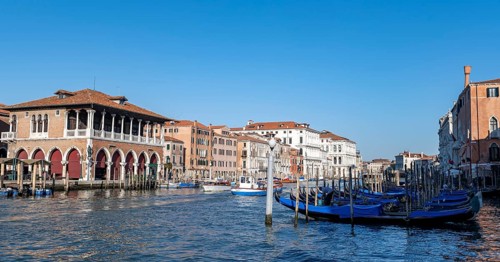 Mercato di Rialto on the Grand Canal, gondolas at the jetty, Venice, Veneto, Italy, Europe