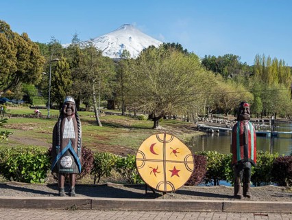 Wooden sculptures, Pucon, at lake Lago Villarica, volcano Villarica, La Auracania, Chile, South