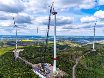 Erection of a wind turbine, wind energy plant, assembly of the ring generator, with a crawler