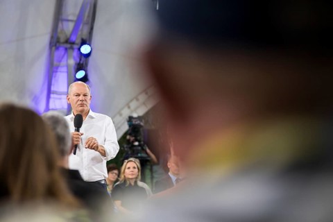 Olaf Scholz (Chancellor of the Federal Republic of Germany, SPD) surrounded by guests at the