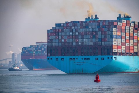 Harbour tugs bring the container freighter Madison Maersk from its berth at the RWG Container