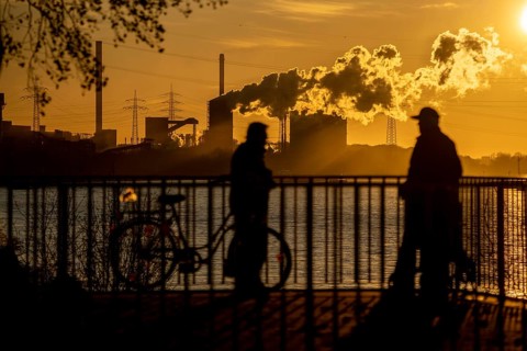 Rhine promenade in Duisburg-Wanheim, sunset, view of the Rhine and Hüttenwerke Krupp Mannesmann,