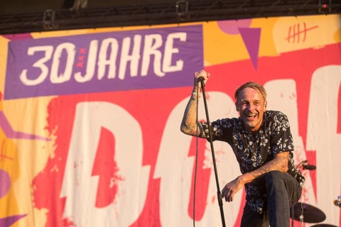 Ingo Knollmann, singer of the Donots at the Highfield Festival on Friday, Störmthaler See, 16.08