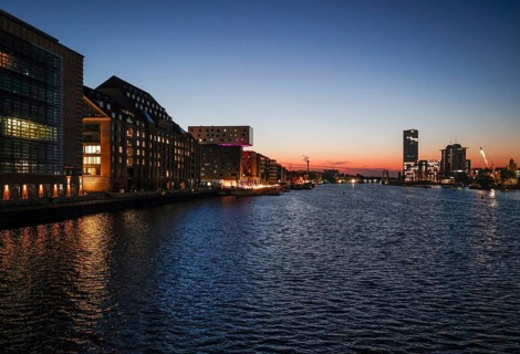 Sunrise at the Oberbaum Bridge, view over the Sprees to the Treptower Towers and the Spreespeicher