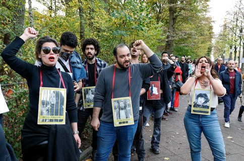 Thousands of Iranians demonstrate in Berlin to support the protests in Iran. With a human chain,