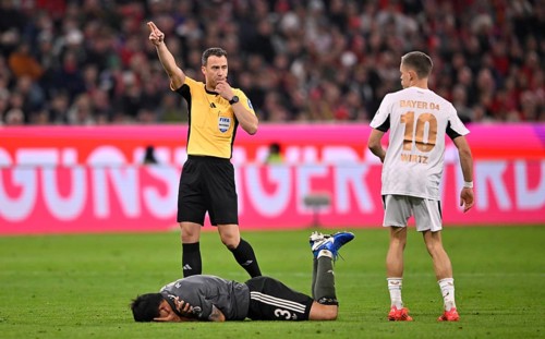 After foul, header duel duel action Florian Wirtz Bayer 04 Leverkusen (10) against Min-jae Kim FC