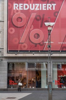 Bochum city centre, in January 2022, Massenbergstrasse, empty shopping streets, sale, special