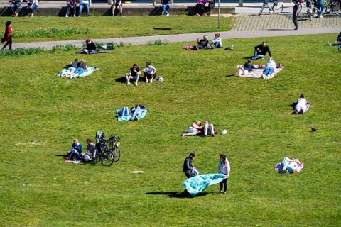 Düsseldorf on the Rhine during the corona crisis, the contact bans, keeping distance is mostly