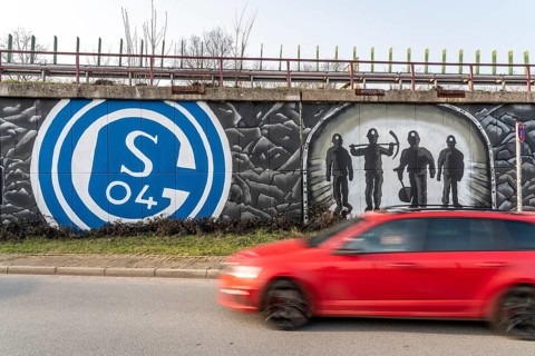 Large-format mural, graffiti, of the Schalke fan scene, below the A42 motorway,