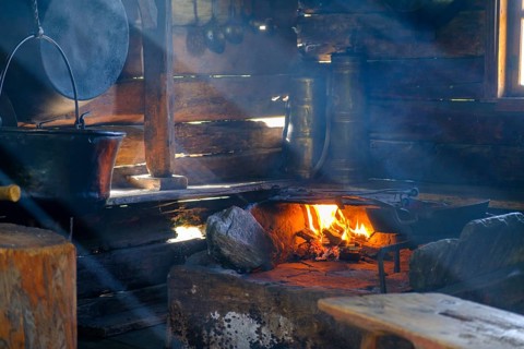 Stube with smoke and fire, South Tyrolean Folklore Museum, Dietenheim, Freilchtmuseum, Pustertal,