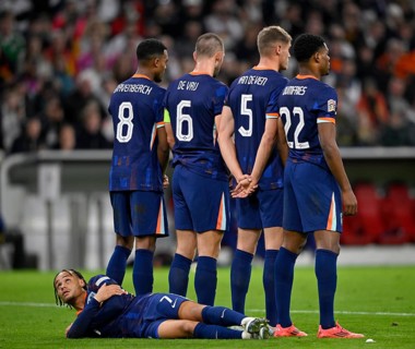 Players form a wall in front of a free kick. Ryan Gravenberch NED (08) Stefan de Vrij NED (06)