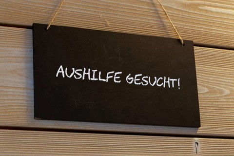 Close-up of a sign with the inscription AUSHILFE GESUCHT (symbolic image)