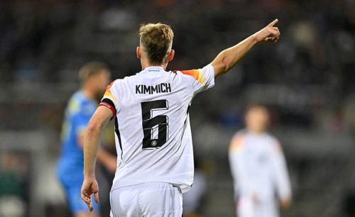 Joshua Kimmich GER (06) from behind, gesture, gesture indicates to play forwards, Max Morlock