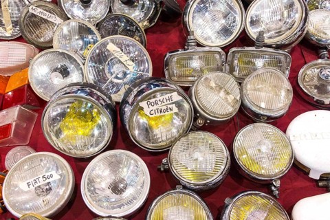 Headlights for Citro'n, Porsche and Fiat classic cars offered by a spare parts dealer at Techno