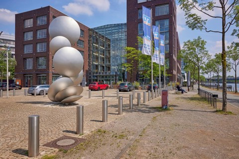 Sculpture Cultivator 4 by Thomas Schönauer made of glass-blasted stainless steel in front of the
