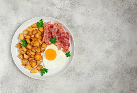 Polish breakfast, fried potatoes, with egg and bacon, homemade, no people, breakfast