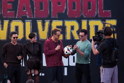 Stage presentation with Steven Gätjen and Ryan Reynolds, Hugh Jackman, Emma Corrin, Shawn Levy