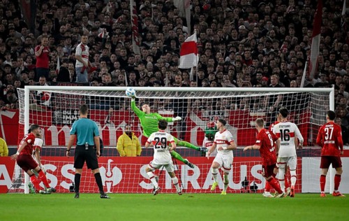 Penalty area scene, goal area scene Parade Brilliant save Goalkeeper Julian Krahl 1. FC