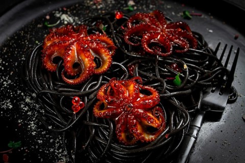 Black spaghetti with baby octopuses, homemade, no people