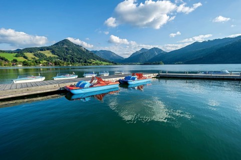 Electric boats and pedal boats at jetty, boat hire, Markt Schliersee, Schliersee, behind mountains