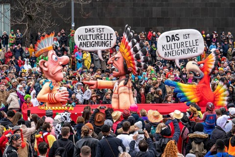 Rose Monday parade in Düsseldorf, street carnival, motif float in carnival, by float builder