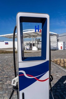 Hydrogen refuelling station in Antwerp, for cars and trucks, H2 lettering, 350 KW fast charging